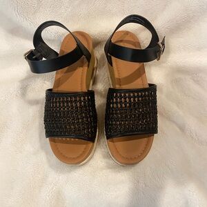 Universal Thread Black and Tan Woven Sandals